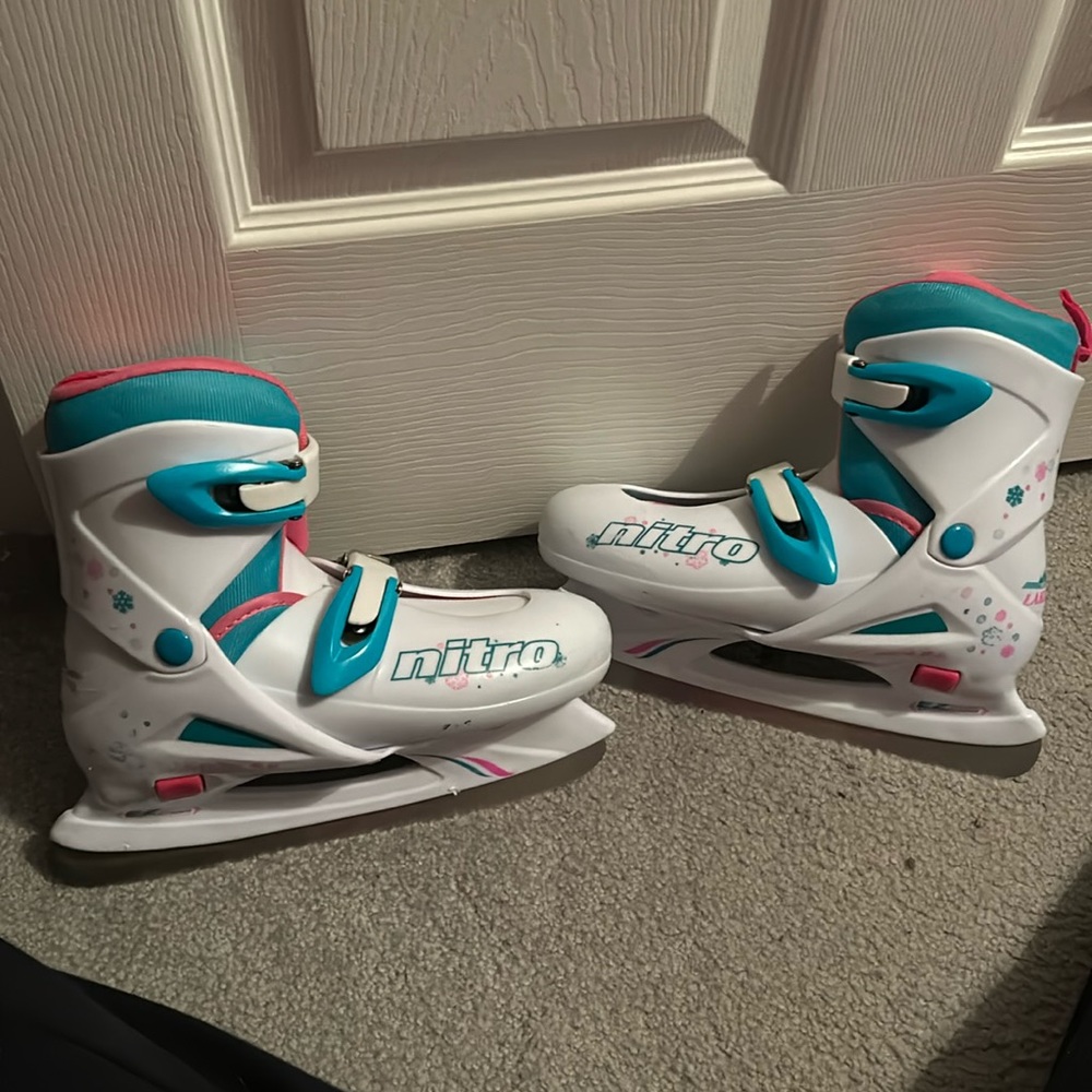 Youth girl ice skates!